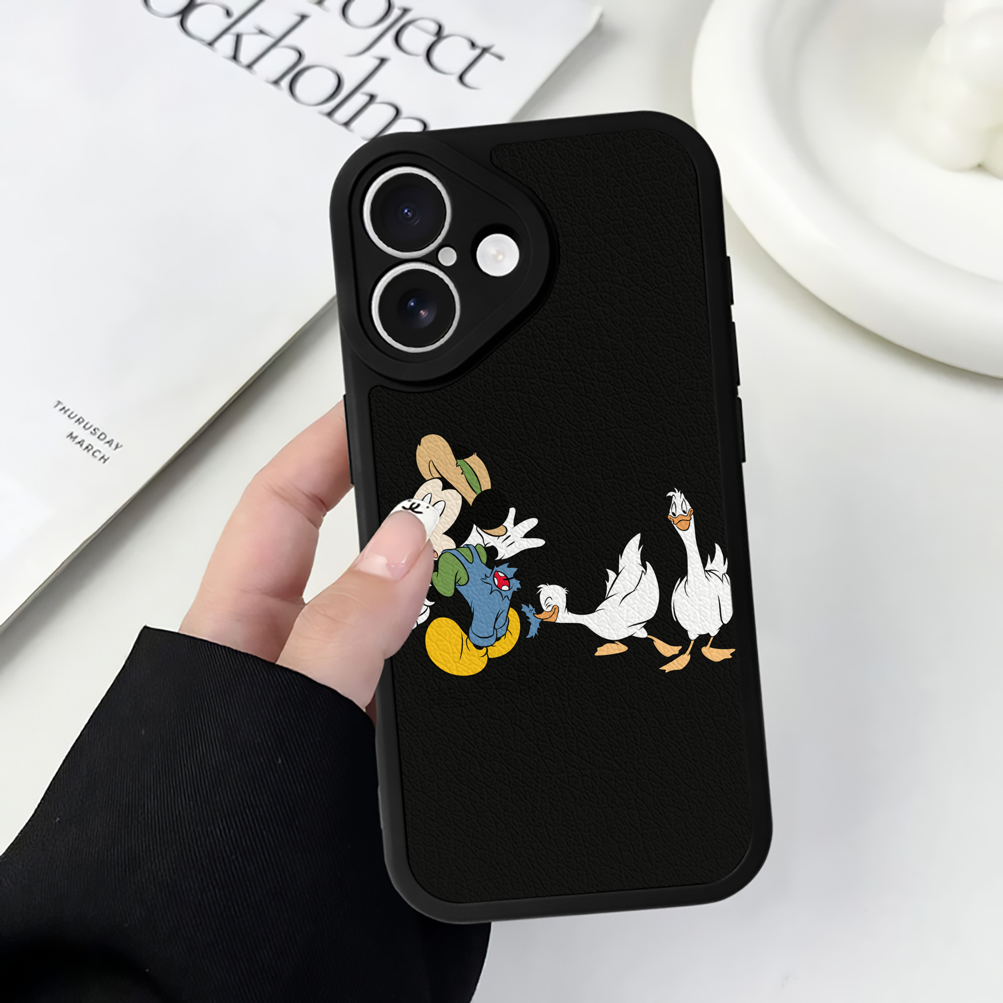 （画像用） ミッキーマウス Mickey Mouse 【iPhone 16シリーズ対応】シリコンスマホケース（レザー調） 材質：シリコン